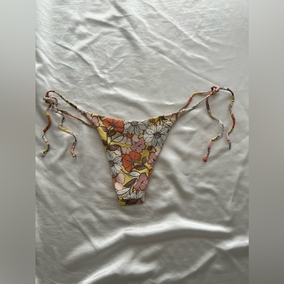 Bikini - Picture 2 of 2